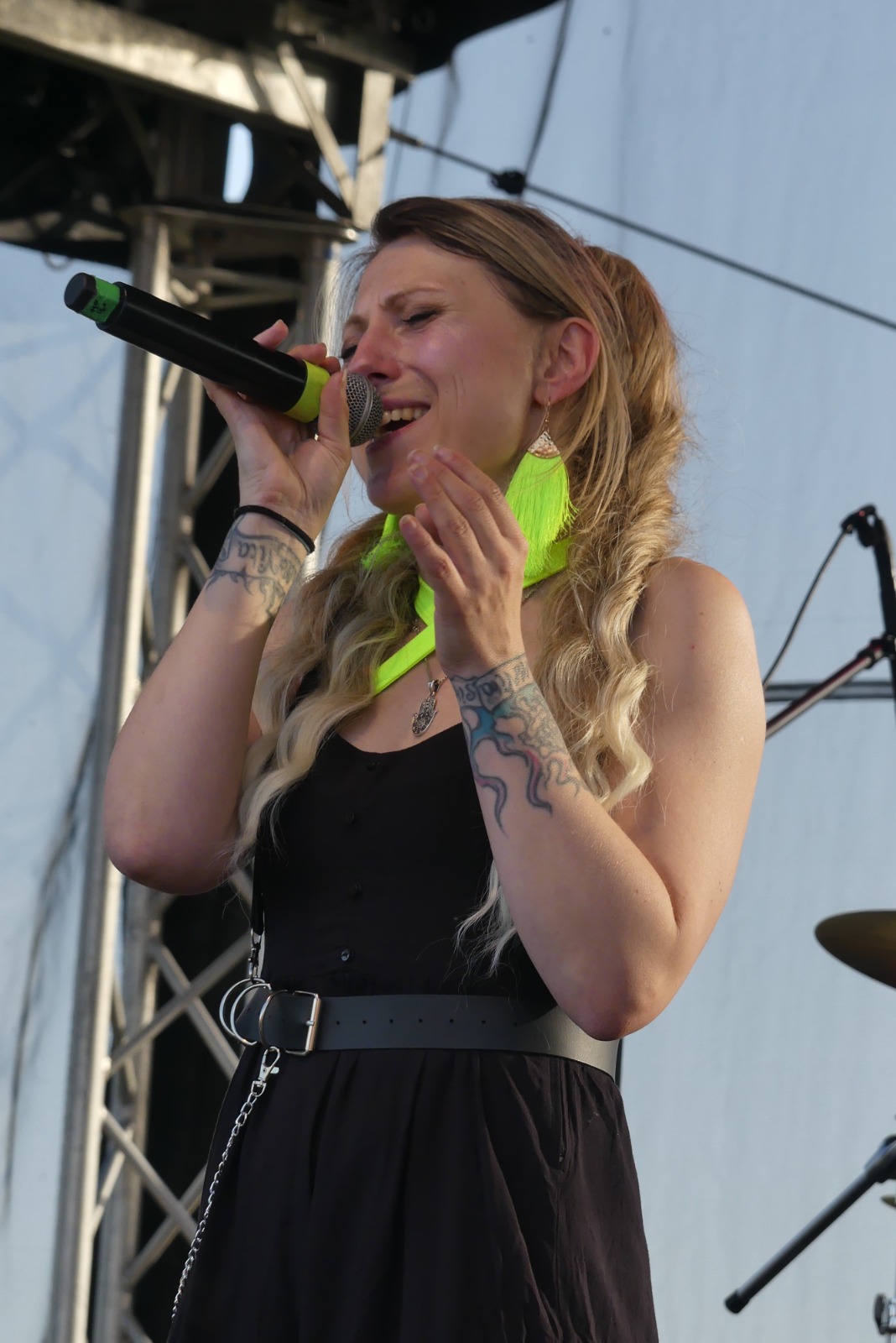 Sängerin beim Flughafenfest